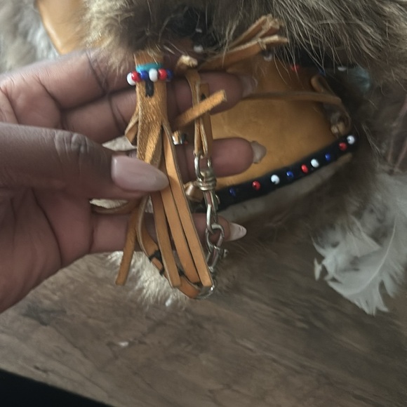 Fur mitts with Dreamcatcher and Teddy Bear
book and dream catcher - Picture 3 of 6